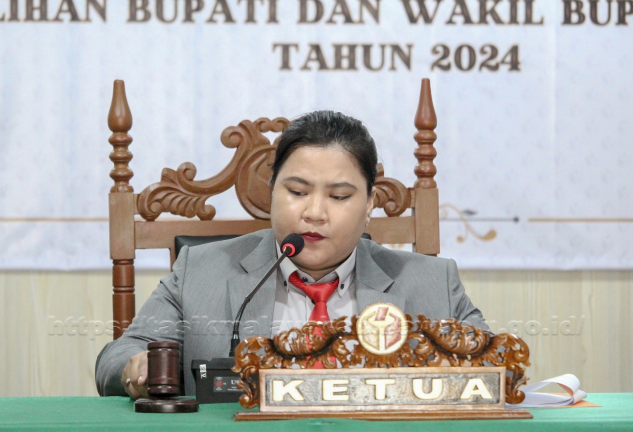pimpinan majlis ketuk palu
