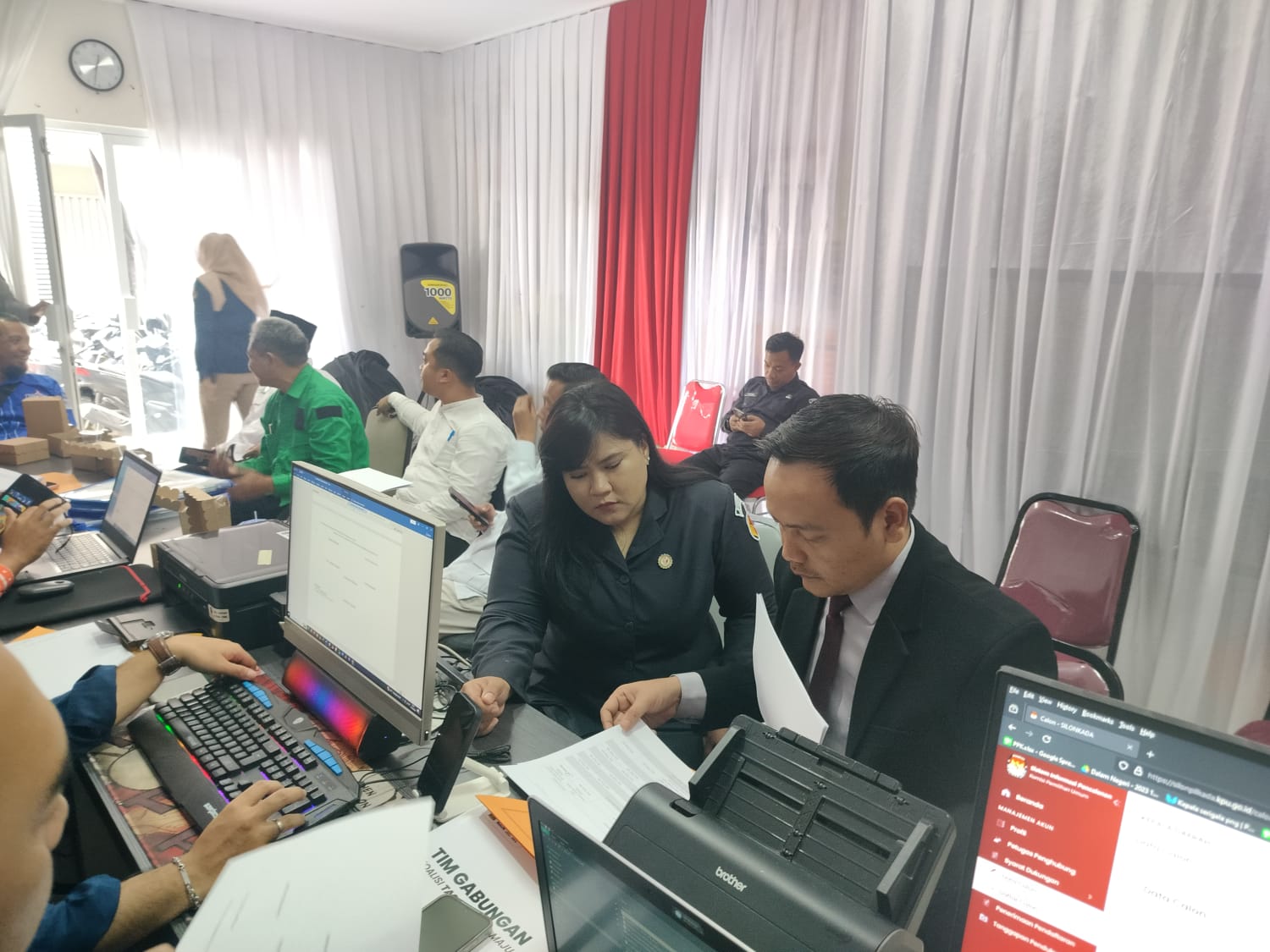 pengawasan pendaftaran bapaslon pemilihan serentak 2024 hari pertama