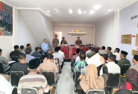 AHMAD AZIZ SAAT MEMBERIKAN ARAHAN PADA PELAKSANAAN EVALUASI KINERJA PANWASCAM
