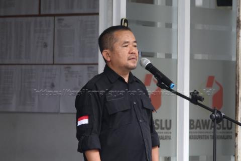 ahmad aziz saat menjadi pembina apel Patroli Pengawasan Kawal Hak Pilih 24 juni 2024